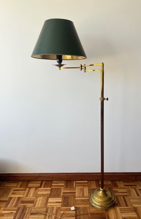 Candeeiro de pé alto clássico