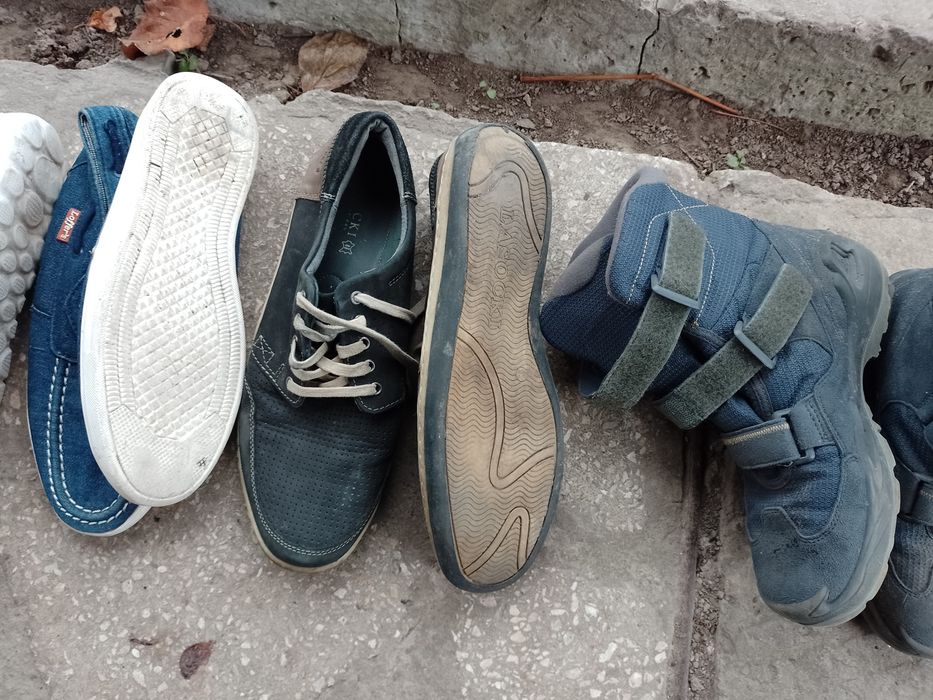 Взуття три пари 40,43