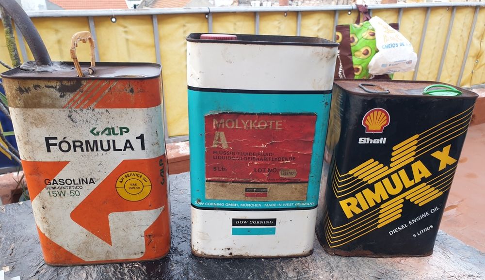 Latas antigas óleo