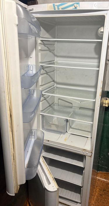 Холодильник indesit 1.9м. Фреон