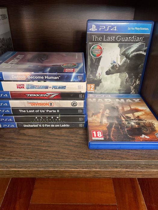 PS4 c/ 1 comando + 8 jogos