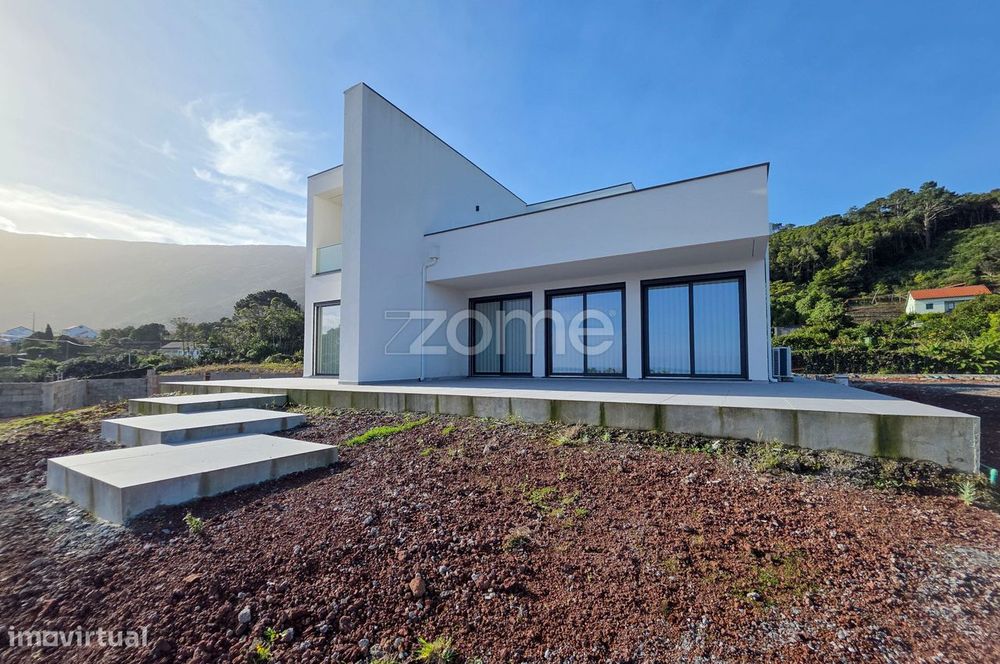 Moradia Contemporânea com Vista Mar na Prainha | Potencial T2