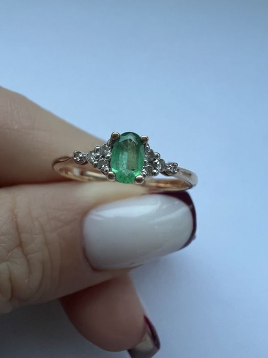 Золотое кольцо с бриллиантами и изумрудом р.17 красное золото 585 пр