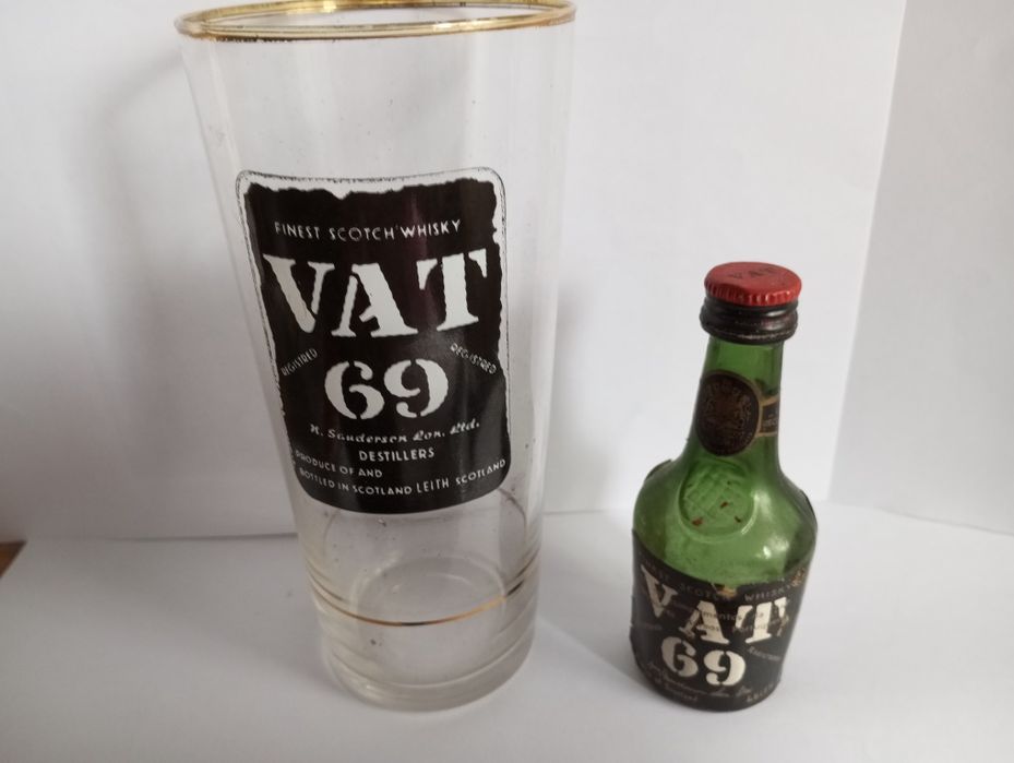 Copo VAT 69 e garrafa em miniatura Vat69