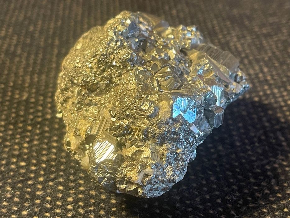 Aglomerado de cristais de pirite – Mineral natural de ouro de tolo