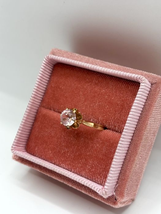 Złoty pierścionek z różowym kamieniem