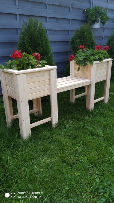 Doniczki drewniane z ławka