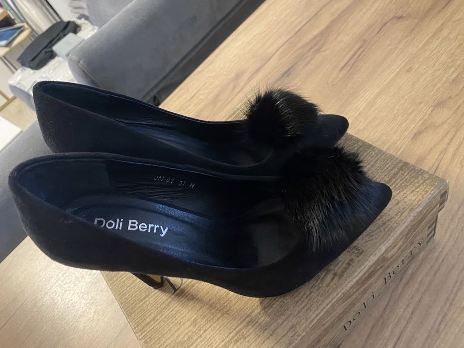 Buty damskie koloru czarnego na szpilce nie uzywane rozmiar 37