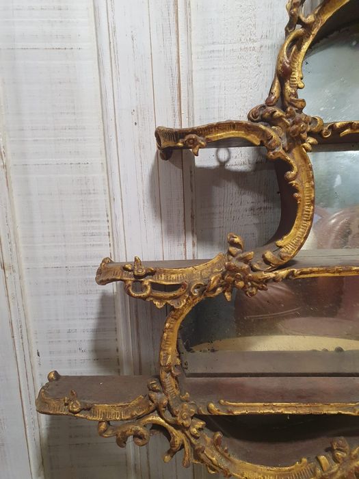 Estante de parede banhada em folha de ouro