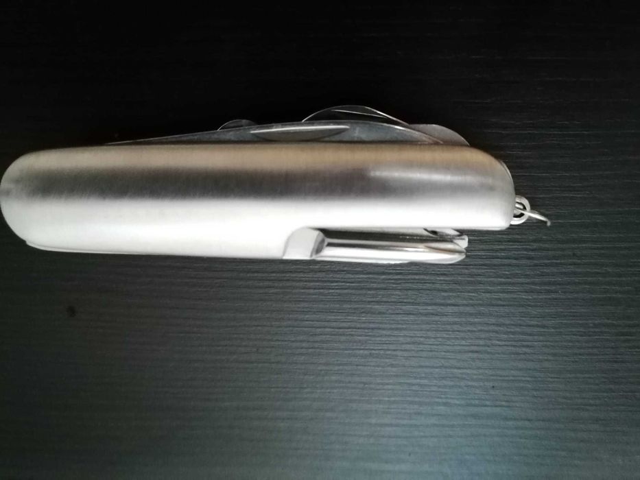 Canivete tipo suíço em aço inox.