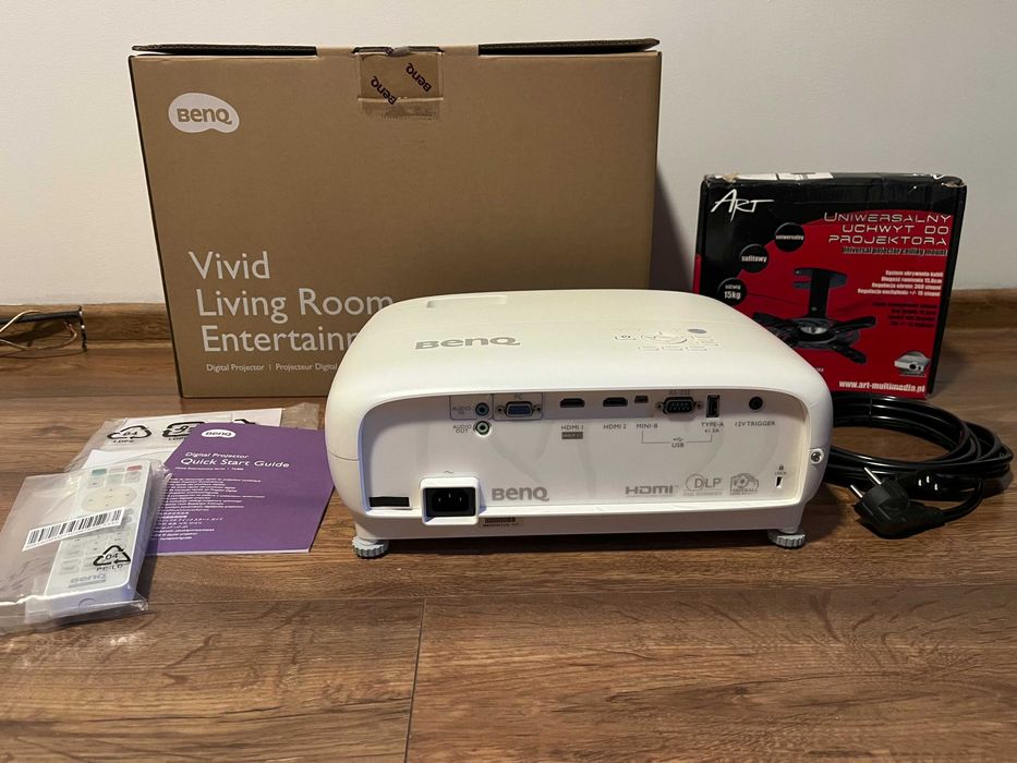 Projektor 4K BenQ TK800M (stan salonowy) + uchwyt sufitowy