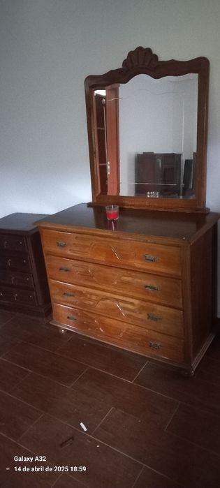 Uma Cama com Mesinha de Cabeceira e Cómoda