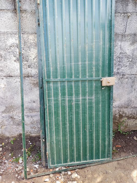 Portas de ferro com aro respetivo e fechadura