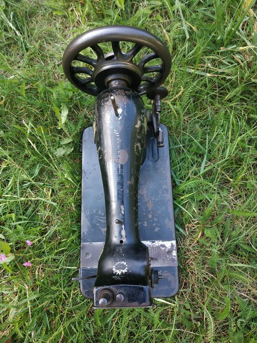 Zabytkowo stara maszyna do szycia Singer