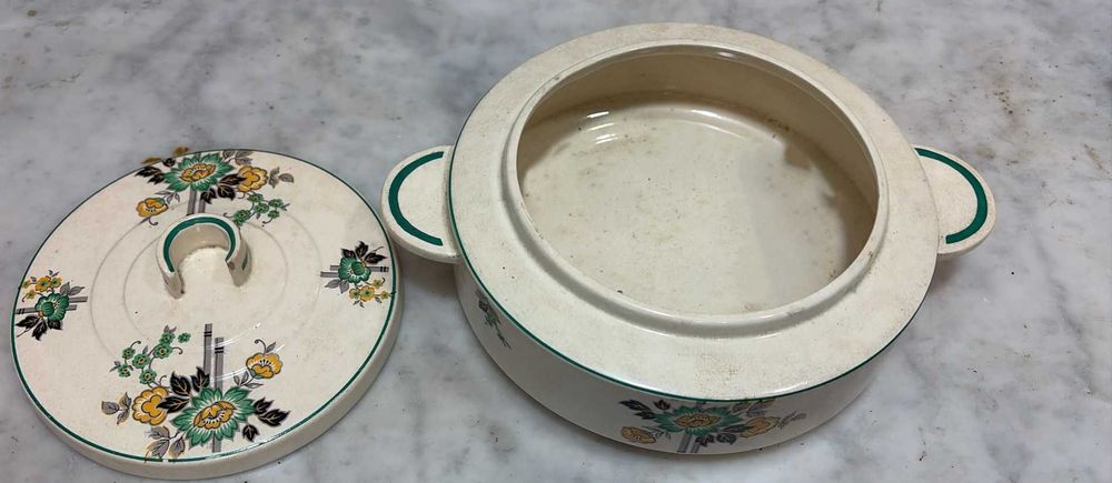 Loiça de Sacavem e terrinas e uma travessa, antiguidades