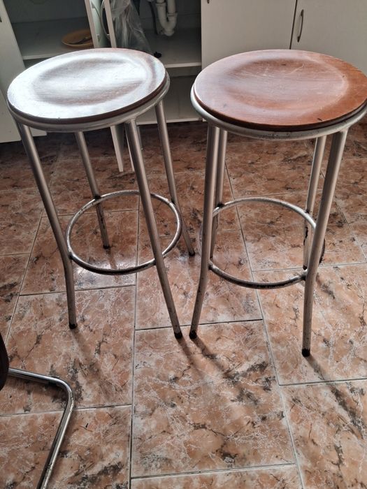 Estrado de cama, 2 bancos de balcão, 4 cadeiras