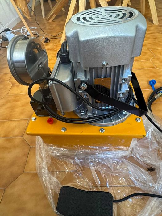 Bomba hidráulica elétrica 700 bar com pedal - NOVA