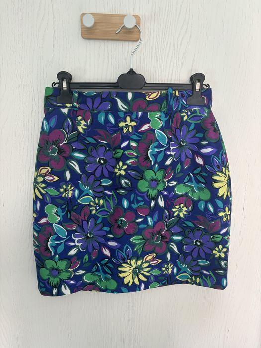 Krotka kwiecista spodnica mini