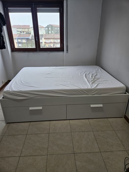 Cama Ikea com estrado de ripas e colchão 

Estrutura