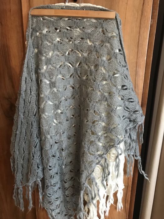 Chusta szara lub kremowa