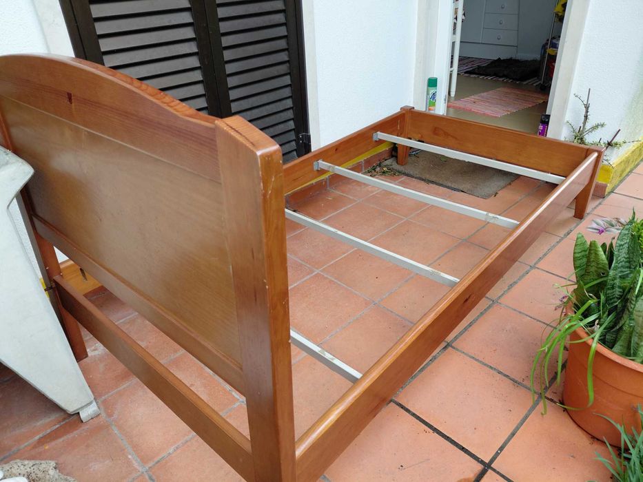 Cama em Madeira como Nova tem 1,95 cm