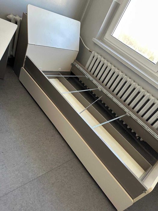 Meble młodzieżowe VOX - Szafy, biurko, komoda, łóżko, materac.