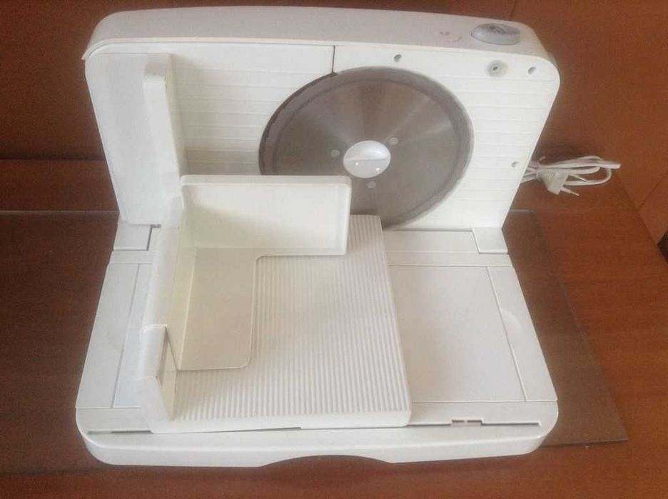 Krajalnica elektryczna do chleba, wędlin,serów itp