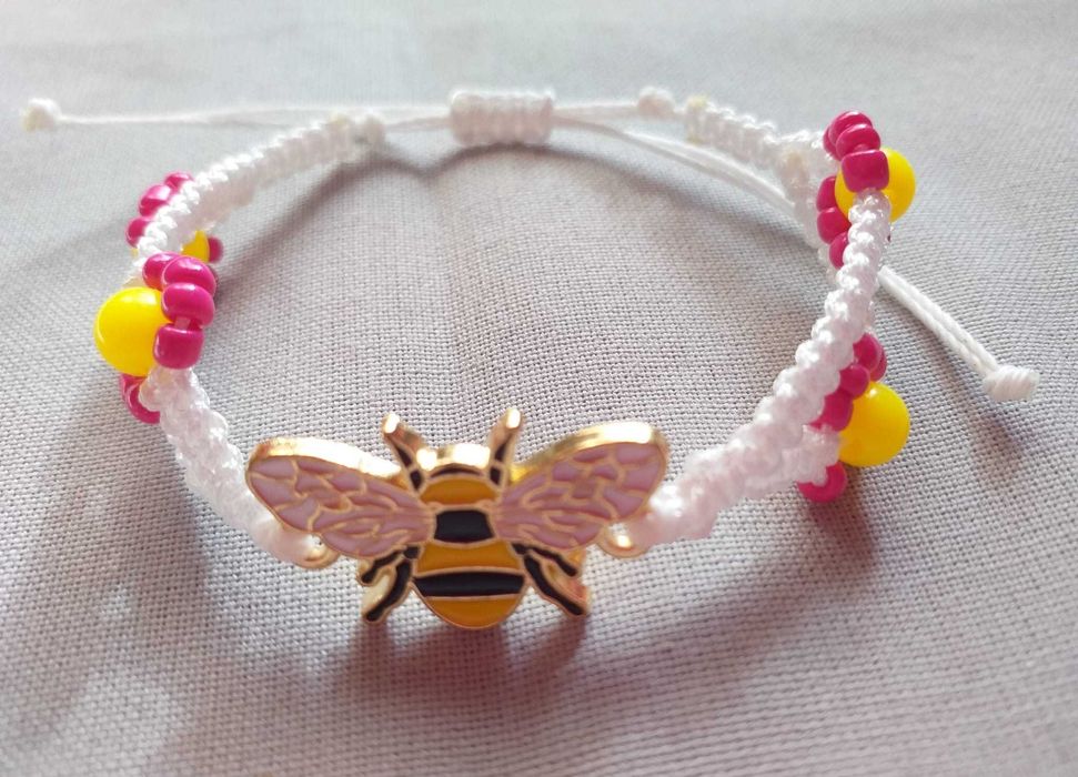 Pulseira dupla em Macramê Abelha Branco com flores
