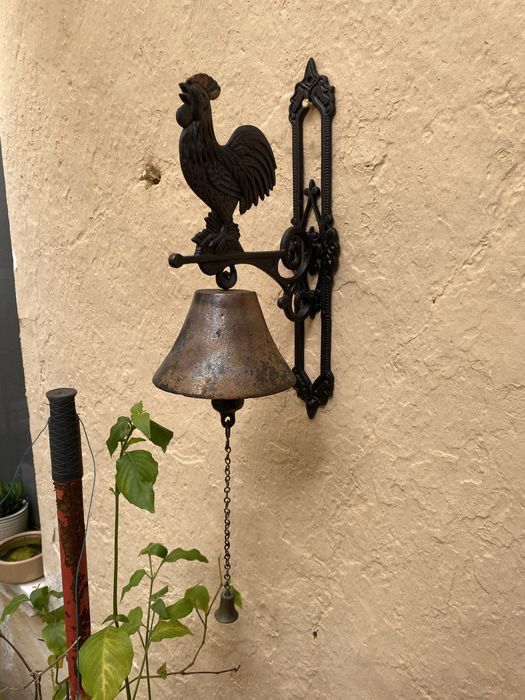 Sino ferro com figura de galo para fixacao parede