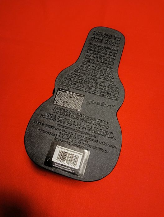 Футляр Jack Daniel's гитара.