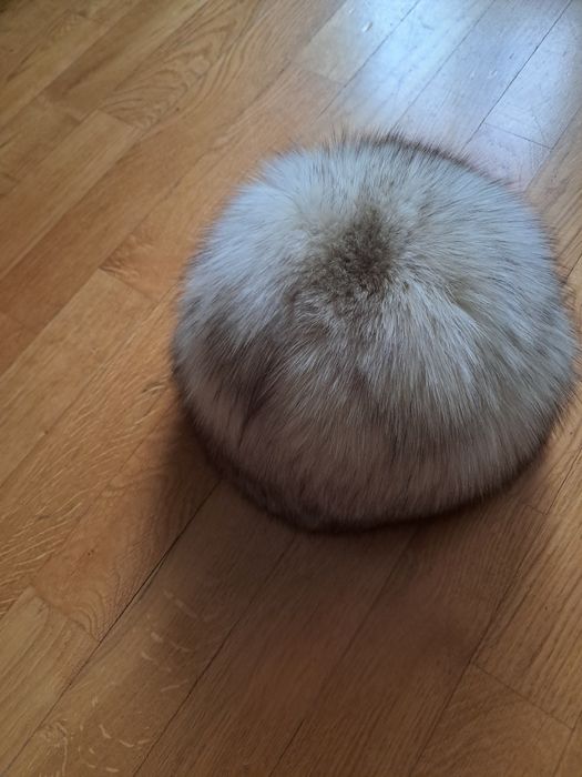 Песцева шапка, світлого кольору, нова