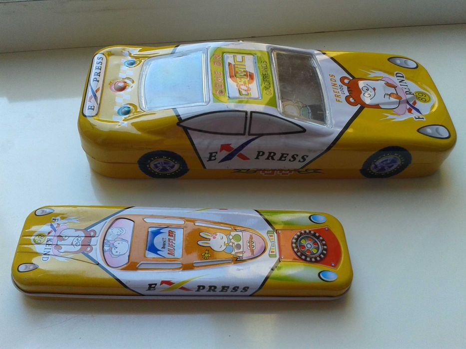 Skompletuj nową wyprawkę szkolną ! Piórnik metalowy AUTO kredki farby