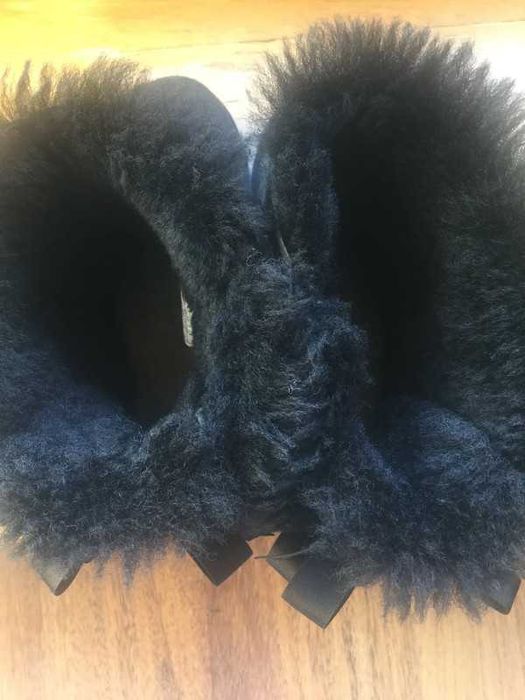 Uggs pretas com laço.