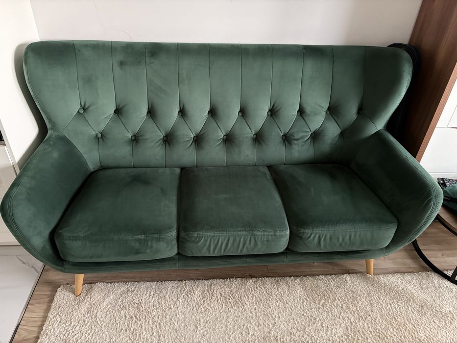Zielona sofa welurowa