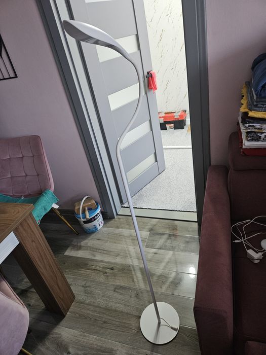 Lampa stojąca biała