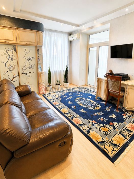 Продам 4-комнатную квартиру в центре Днепра