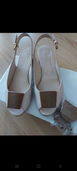 Bezowe sandalki skórzane