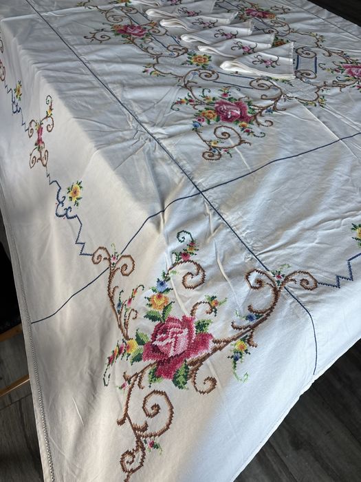 Toalha de mesa bordada a ponto cruz manual e 12 guardanapos