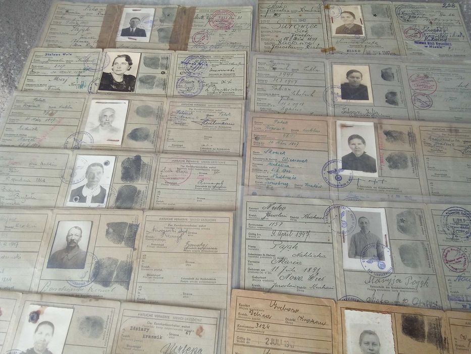 Kennkarte zniszczona ale czytelna z pieczątkami.