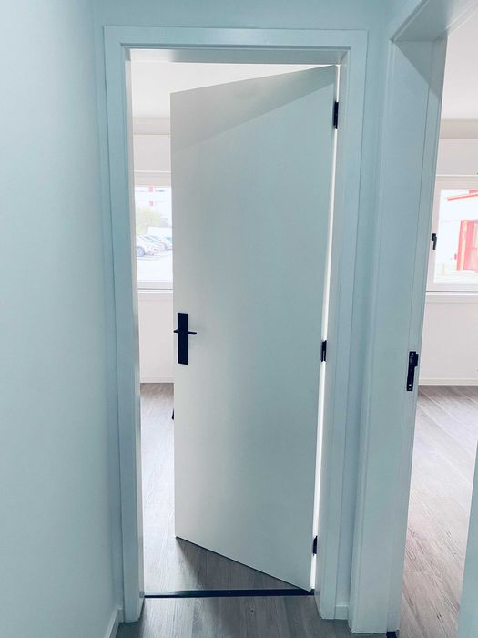 Lacagem de Portas e instalação - Renovação com Acabamento Perfeito