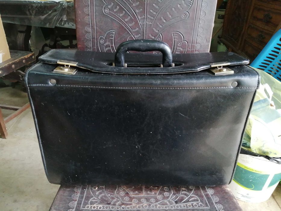 mala antiga de medico em pele , ler anuncio