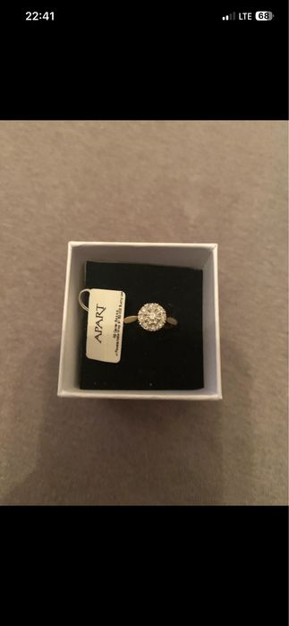 Pierscionek zareczynowy z diamentem apart