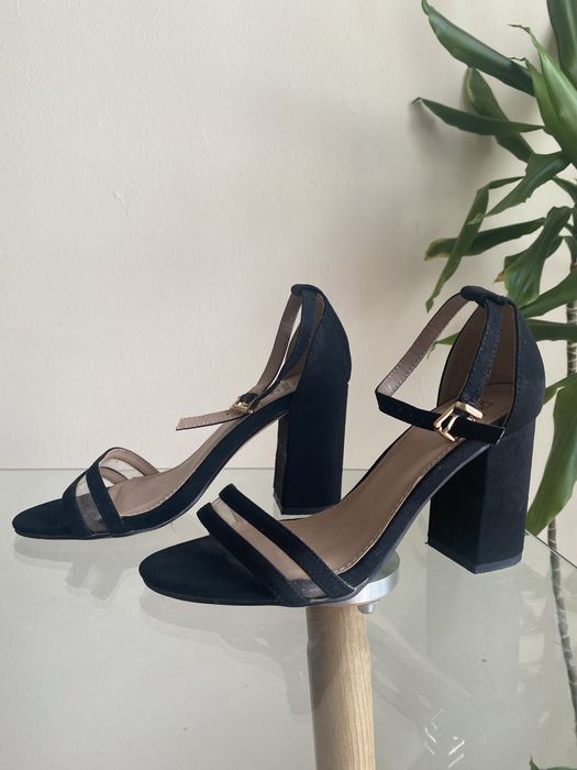 Sandalia camurca semi novas