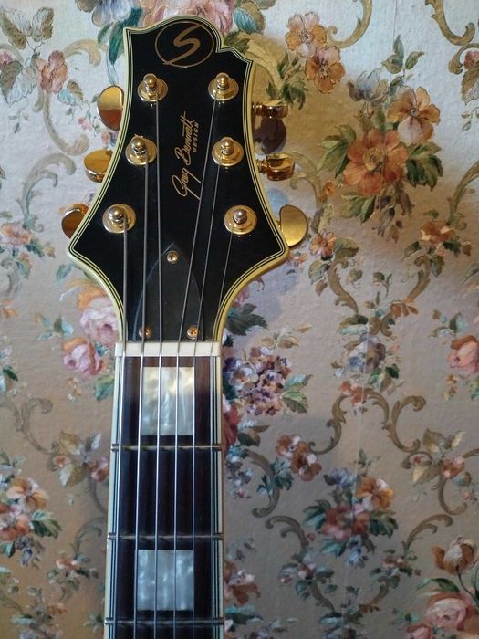 Гарна і якісна напівакустична джазова банка Greg Bennett La Salle JZ4