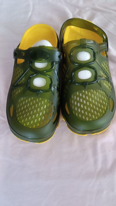 Шлепки .       .       .