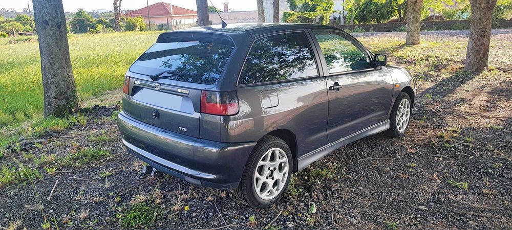 Seat Ibiza 1.9 TDI com gancho de reboque