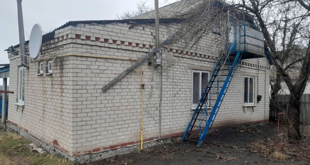 Кошманівка. Продаж окремого, добротного будинку з комунікаціями.