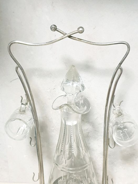 Antiga licoreira em cristal com suporte com banho em prata