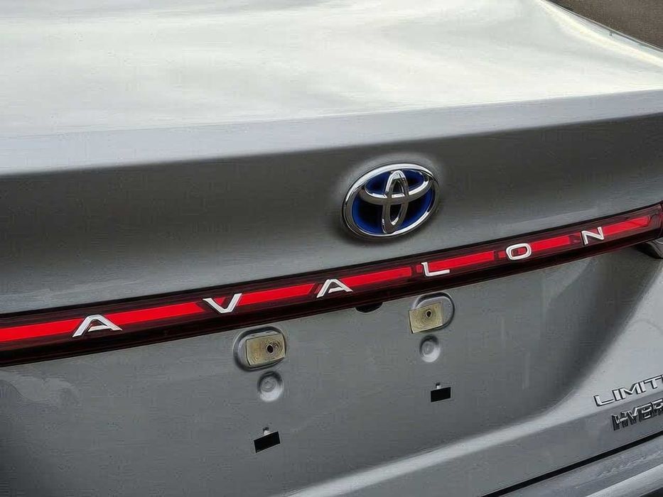 Toyota Avalon Hybrid XLE      2021
