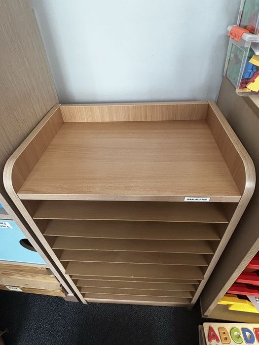 Szafka z półkami